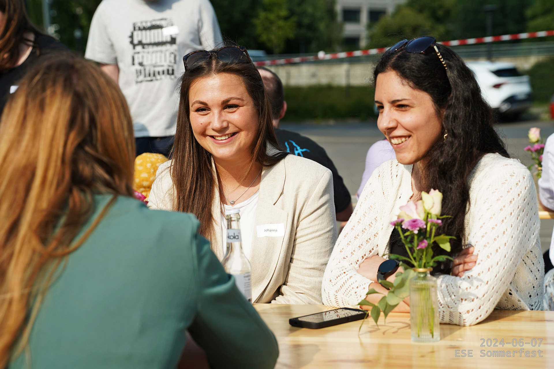 Fröhliche und zufriedene Mitarbeitende der ESE GmbH beim Sommerfest 2024.