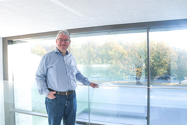 Langjähriger Mitarbeiter Thorsten vor der großen Glasfront des ESE-Campus in Braunschweig.